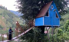 Rize'de iki kardeşin ağaç evine balkondan asma köprüyle ulaşı