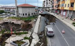 Rize'de yurt inşaatının kazısında istinat duvarı ve yol çöktü: 3 bina tahliye edildi