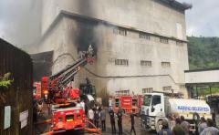 Rize’de çay fabrikasının ambalaj deposunda yangın